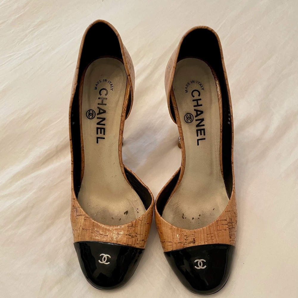 Chanel cork pump cap toe black